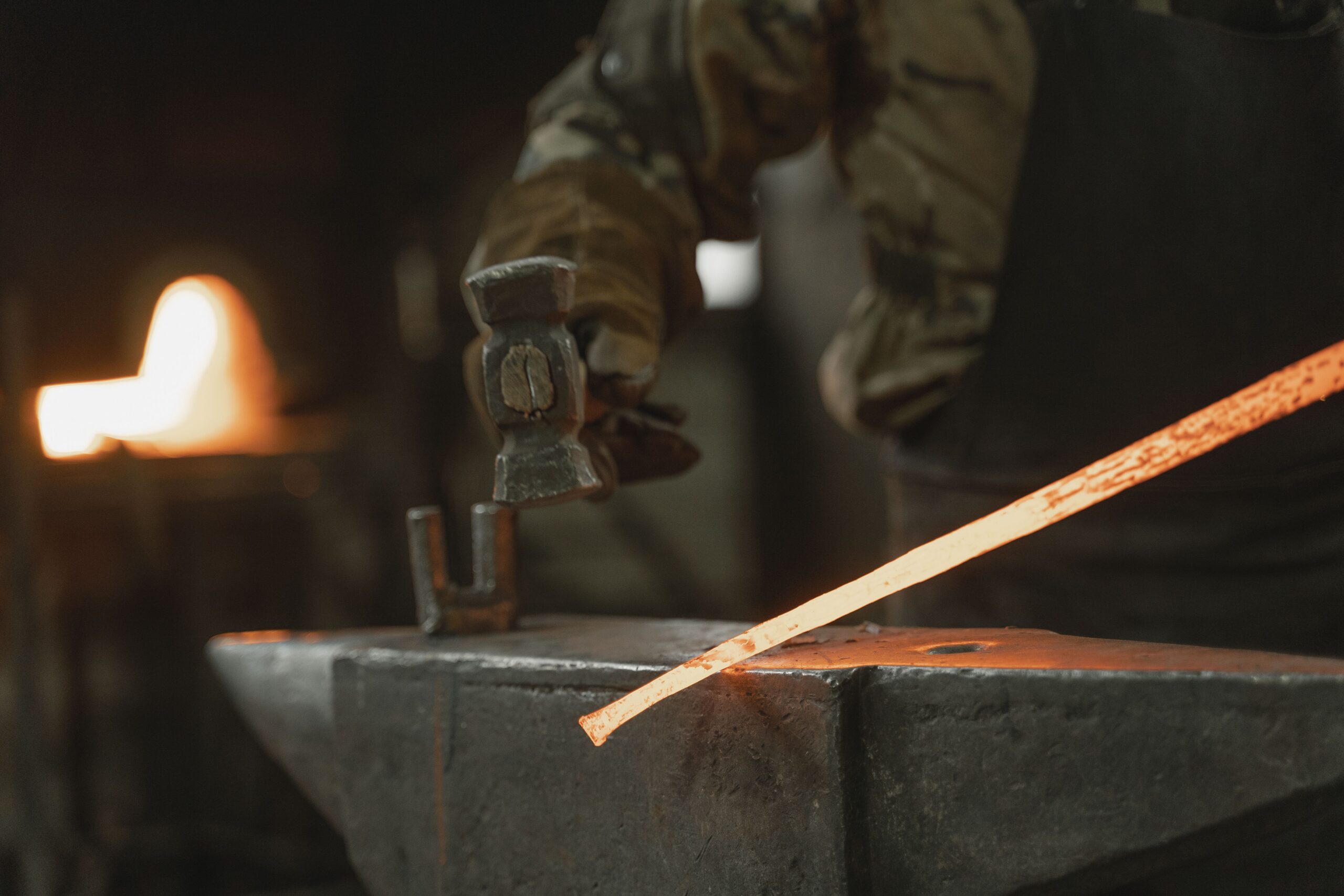 Własny park maszynowy czy podwykonawca? Ile naprawdę kosztuje obróbka metalu w firmie produkcyjnej